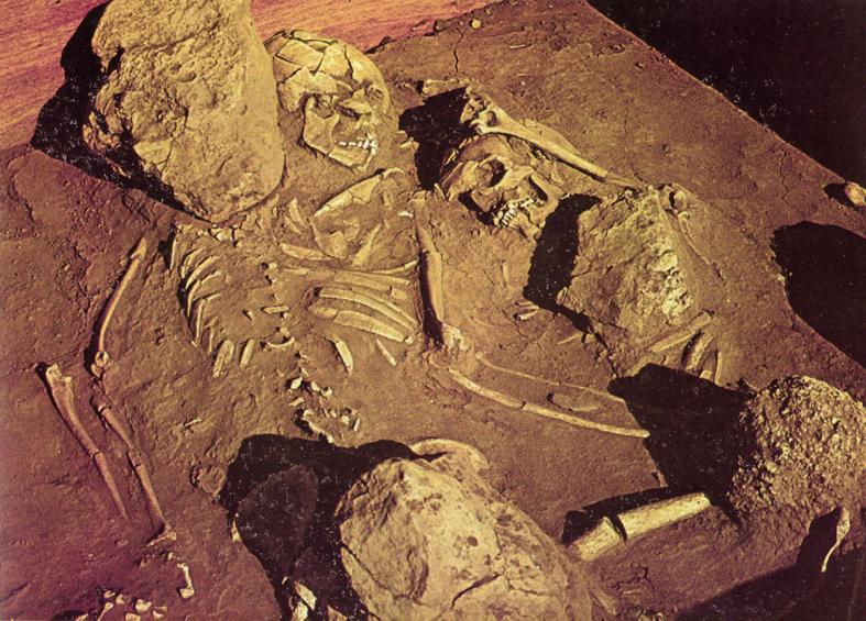 Extraordinario hallazgo de los esqueletos de un hombre y una mujer, pertenecientes a la cultura Las Vegas. Por encontrarse abrazados fueron bautizados como “Los Amantes de Sumpa”.