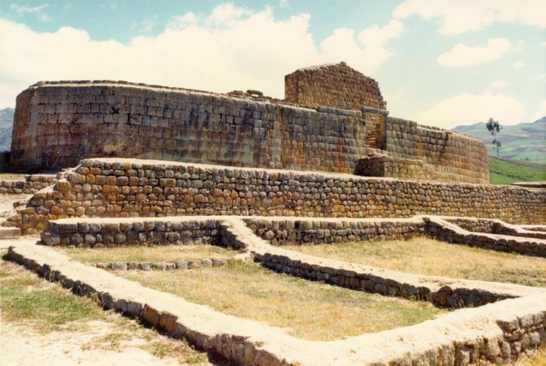 Los Incas levantaron en tierra de los Cañaris el impresionante complejo arquitectónico de Ingapirca, que por las funciones que desempeñó consistía en un  Adoratorio o Templo del Sol, complementado con una serie de aposentos, sector de vivienda, plaza y otros comodidades para el Inca y su séquito.
